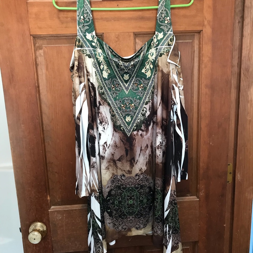 Cold shoulder handkerchief shirt